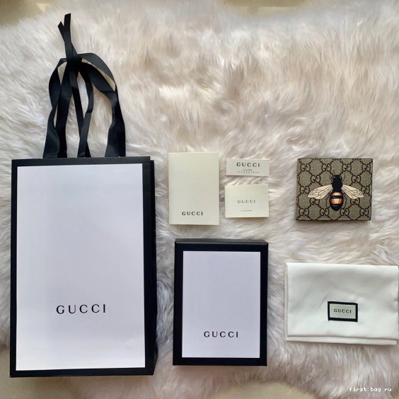 First bag ru GUCCI WALLET 0810